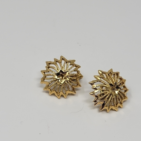 Vintage Trifari Crown Gold Tone Leaves Leaf Brushed Etched Clip On Earrings - Picture 6 of 6